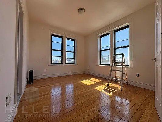 Building Photo - 3 bedroom in ASTORIA NY 11105