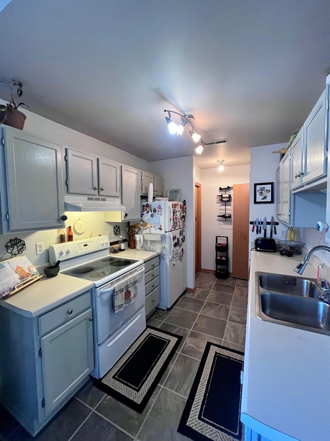 Kitchen - 1337 Carpenter St