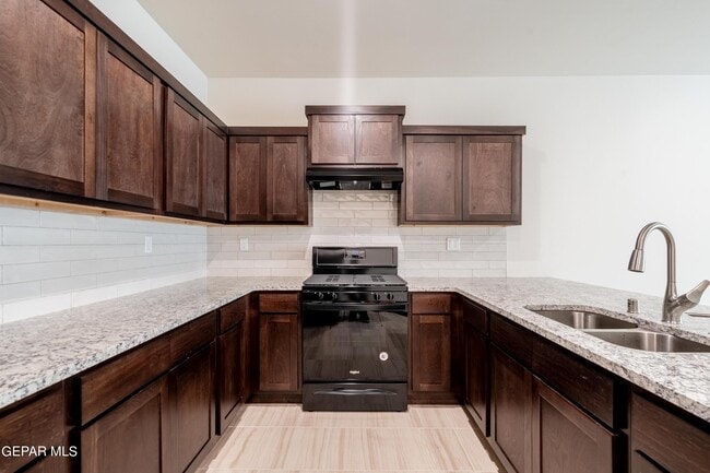 Building Photo - 8945 Robert Dr