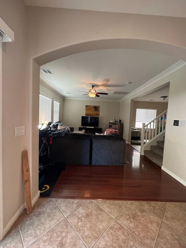 Building Photo - ABSOLUTELY AMAZING! Large 4 bedroom 2 stor...