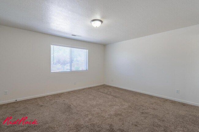 Building Photo - DOG-FRIENDLY 3 Bedroom Townhome with INTERNET INCLUDED!