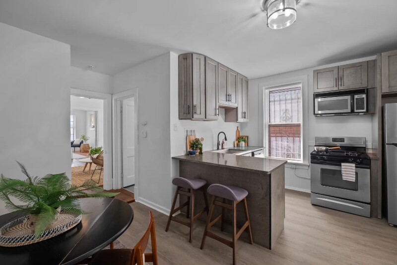 Building Photo - 1315 Hampton Ave