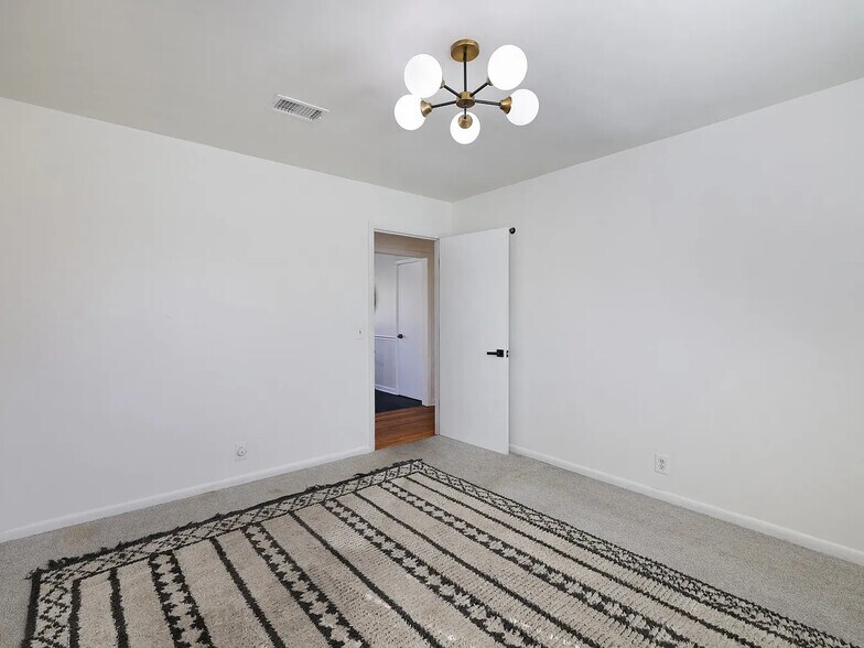 Building Photo - 436 Foothill Dr
