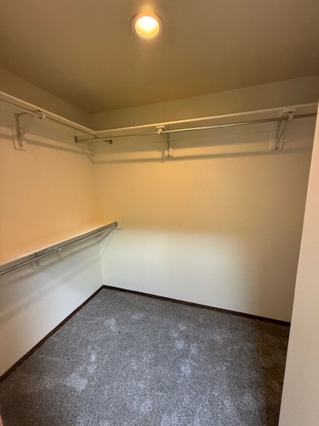 Building Photo - Beautiful 2 Bedroom 2 Bath Townhouse locat...