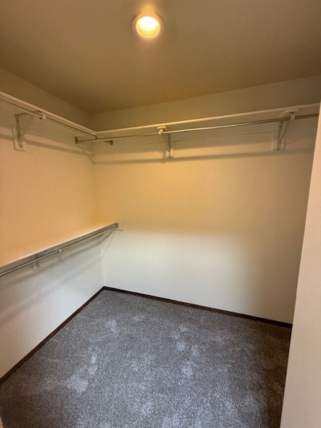 Building Photo - Beautiful 2 Bedroom 2 Bath Townhouse located in the popular foot hills area!