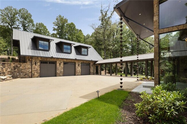 Building Photo - 725 Rocky Point Dr