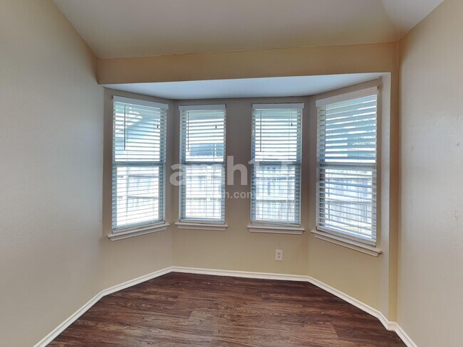 Building Photo - 102 Quail Cir