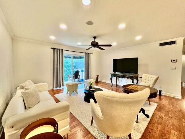 Building Photo - FULLY FURNISHED LUXURY CONDO!