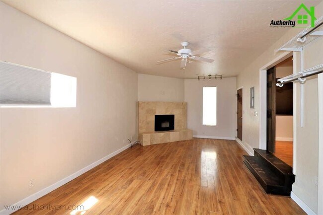 Building Photo - 2413 Ramona Pl