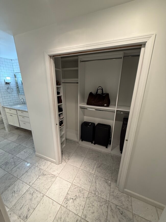 Building Photo - 4444 Lindell Blvd