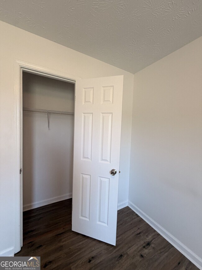 Building Photo - 640 Valerie Cir