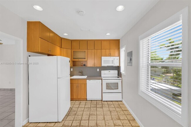 Building Photo - 3762 SW 27th St