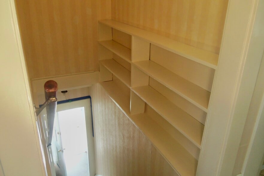 Building Photo - 122 W Central St