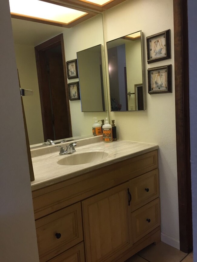 Building Photo - Fully Furnished Condo in Oak Creek Village