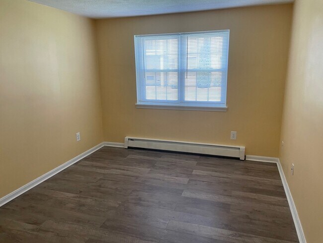Building Photo - 12 Kenmar Dr