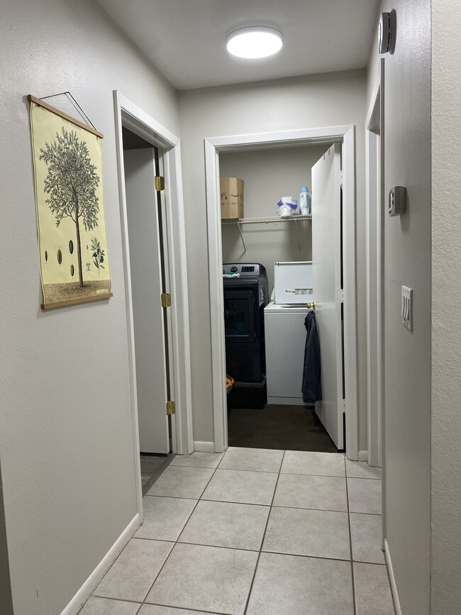 Building Photo - 1310 Powderpuff Dr