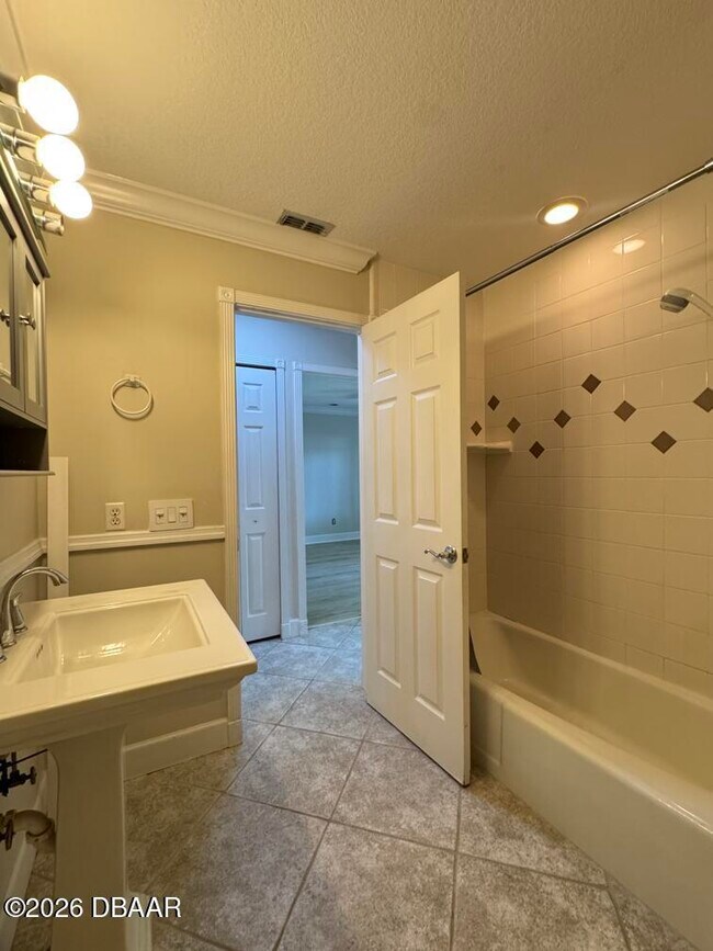 Building Photo - 190 Hidden Hills Dr