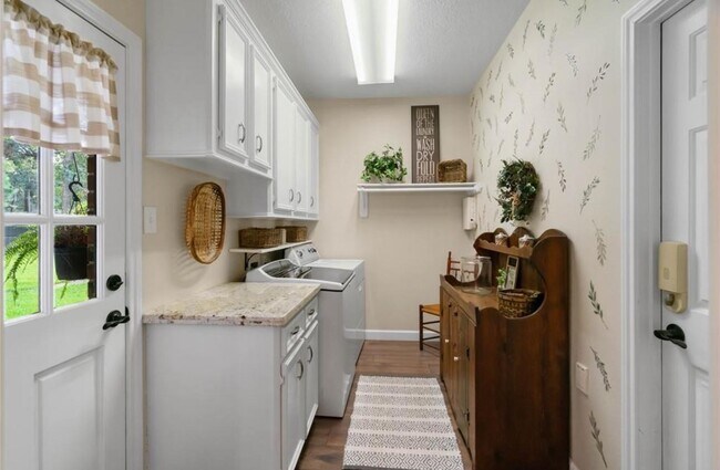 Building Photo - 415 Lago Trace Dr