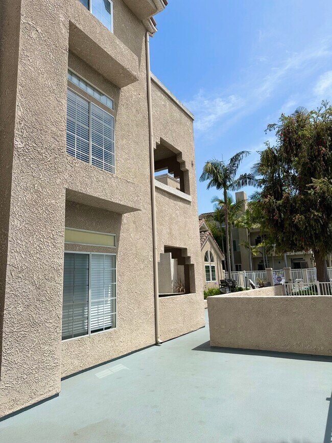 Building Photo - 4581 Warner Ave