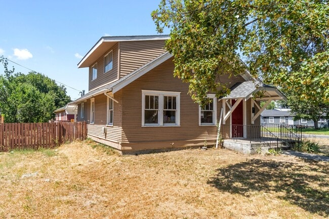 Building Photo - Single Family Home on Spokanes North Side!!