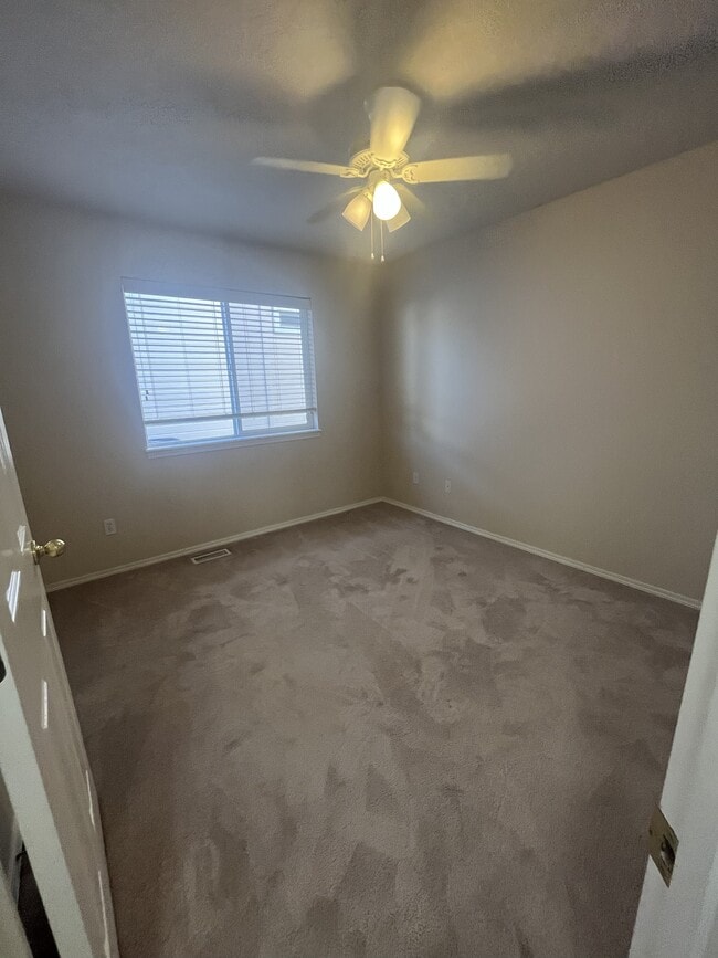 Building Photo - 2645 N Englewood Way