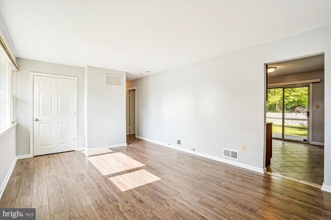 Building Photo - 224 N Van Buren St