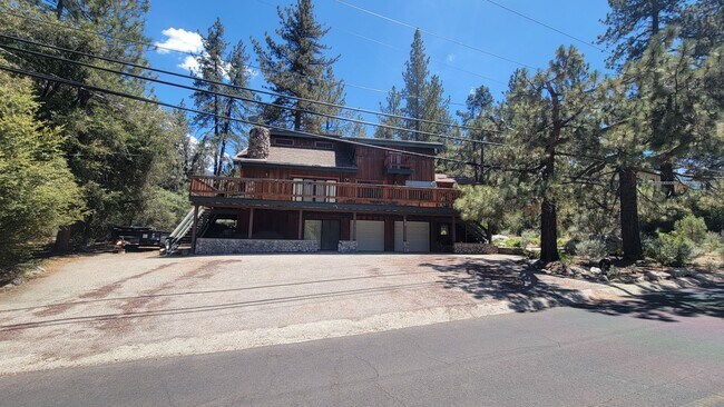 Building Photo - Spacious 6 Bedroom 5 Bathroom Within Walki...