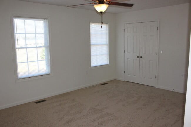 Building Photo - Two Master Suite Apartment Townhouse