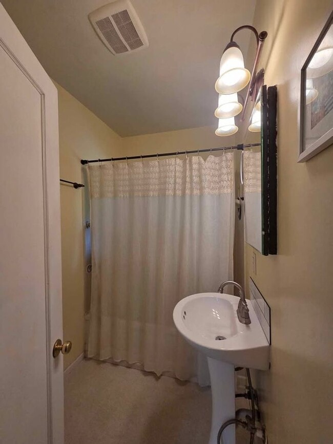Building Photo - Adorable 2 bedroom house for rent in quiet...
