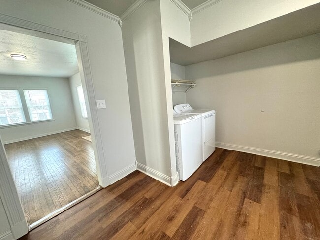 Building Photo - Adorable two-bedroom One-bathroom house located in the Kendall-Whittier neighborhood!