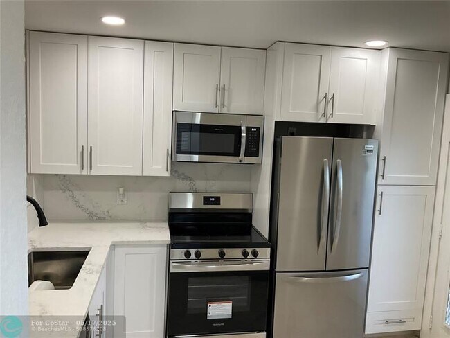 Building Photo - 6101 N Falls Cir Dr