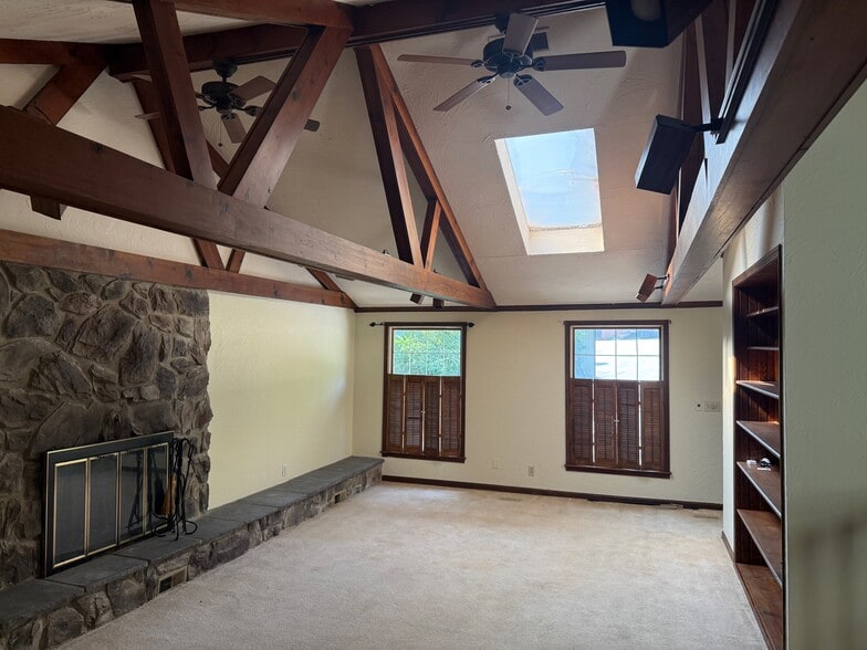 family room - 511 E Royalton Rd
