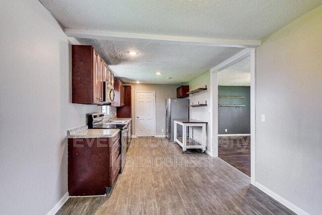 Building Photo - 1302 S Sheridan Ave