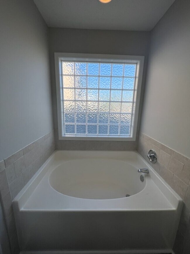 Building Photo - Beautiful 3 Bed Ranch with Fenced Backyard