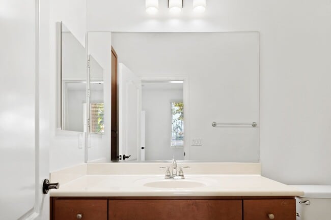 Building Photo - Prime Location! RARE Opportunity to LEASE 4/3.5 Spacious TownHome IN GARDEN GROVE!