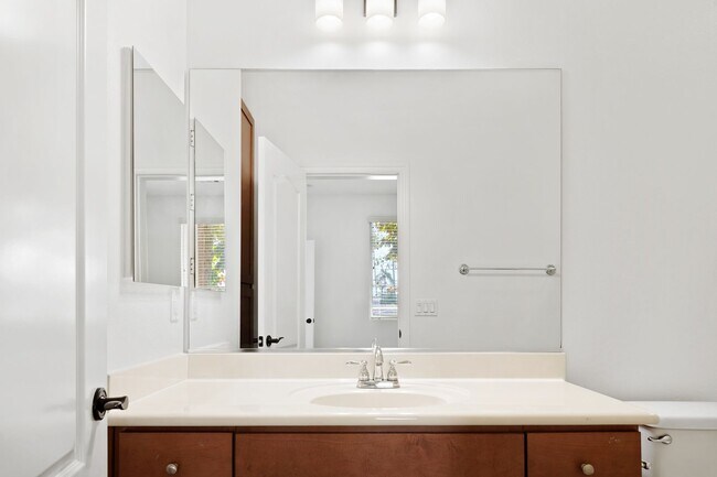 Building Photo - Spacious 4 Bedroom TownHome in Garden Grove!