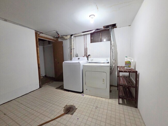 Building Photo - 29 E Lake Shore Dr