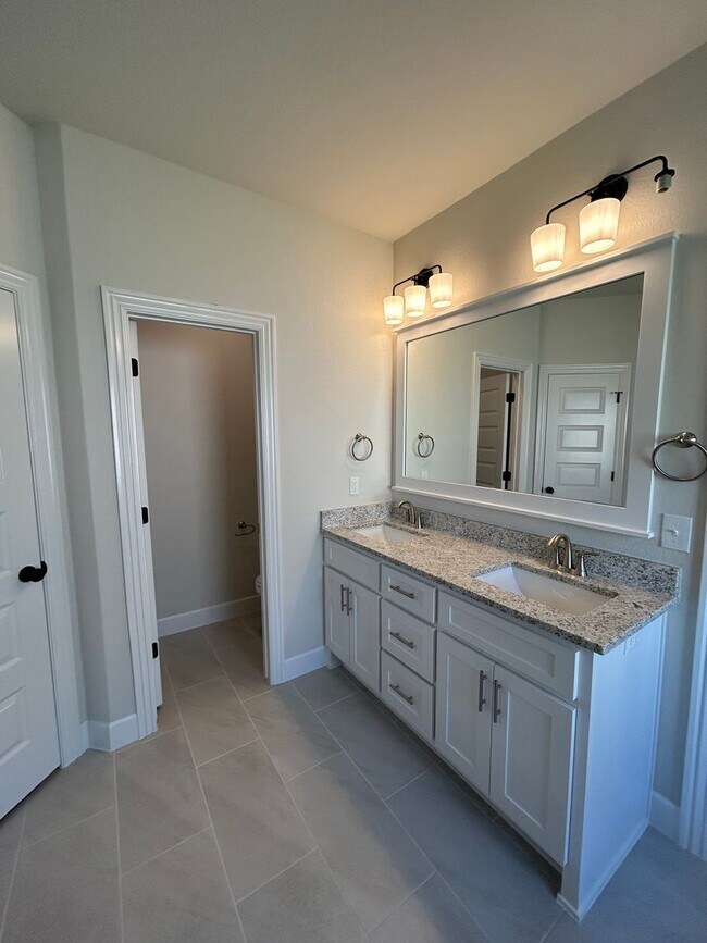 Building Photo - Beautiful Modern Home in Pea Ridge!