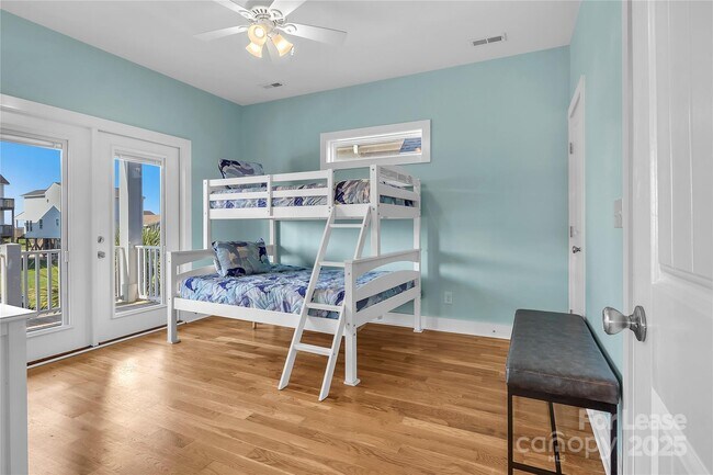 Building Photo - 1708 W Dolphin Dr