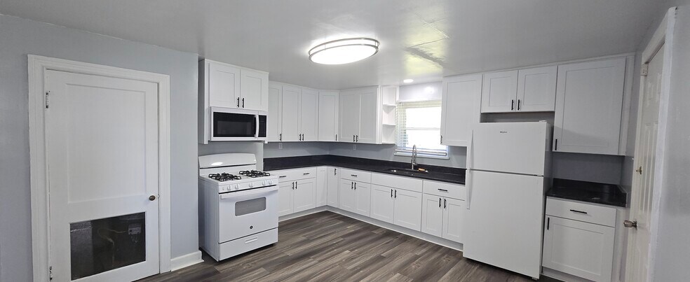 New stove, microwave, refrigerator - 818 Coolidge St