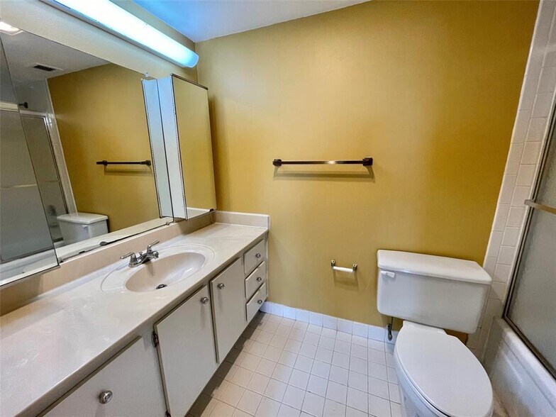Building Photo - 919 Hillcrest Dr