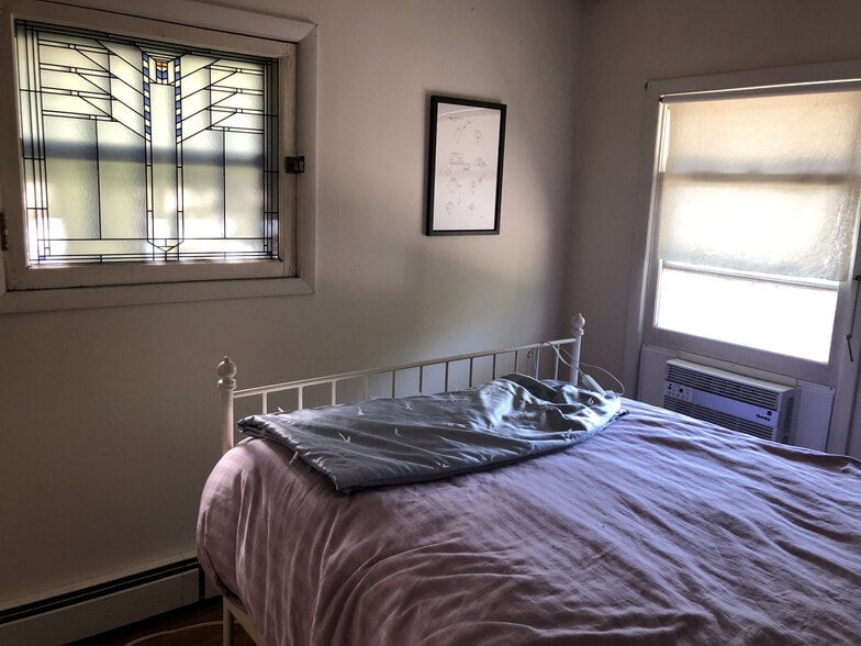 Bedroom with 2 windows - 609 W Madison St