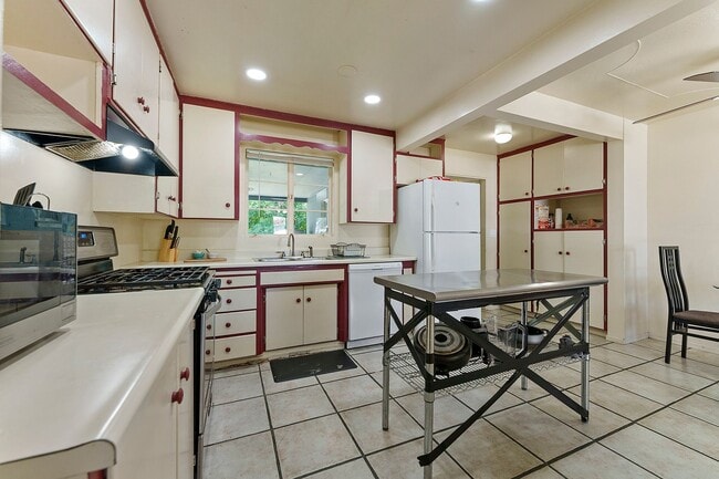 Building Photo - ROOM FOR RENT IN LARGE HOME
