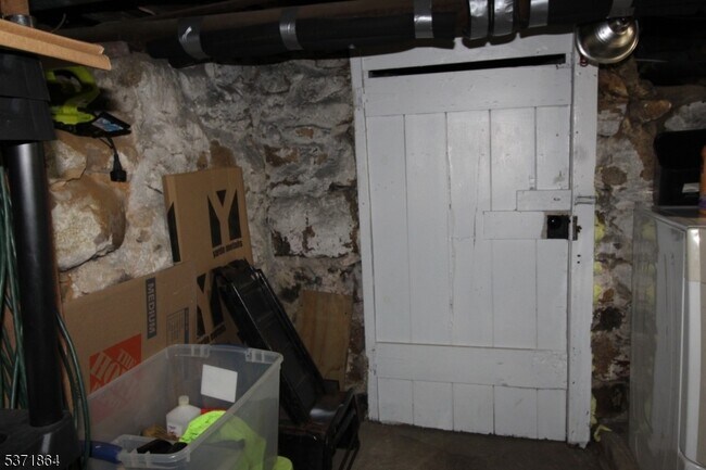 Building Photo - 30 White Meadow Ave