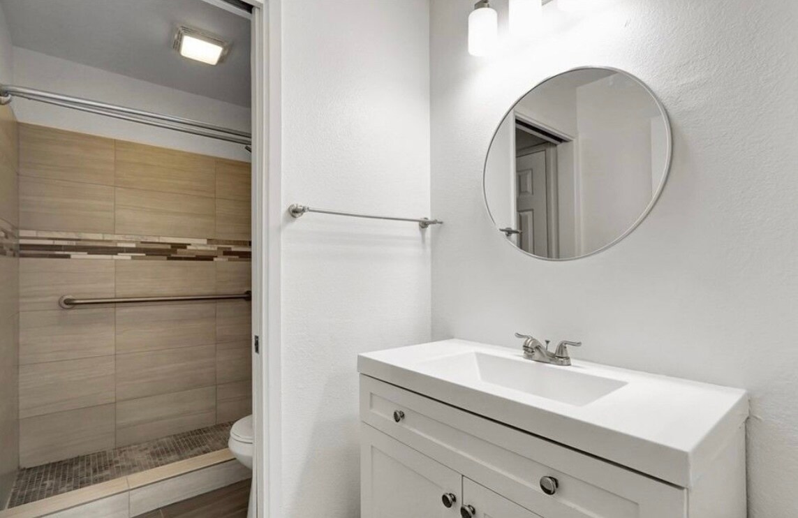 Building Photo - 5325 Newcastle Ave