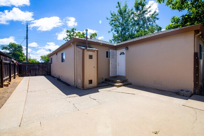 Building Photo - ALF OFF One Month’s Rent! Updated 3BR Home with Garage & Yard – Prime Sacramento Location