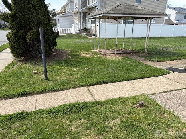 Building Photo - 123 Heald St