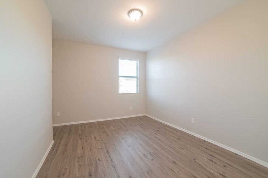 Building Photo - 30242 W Earll Dr