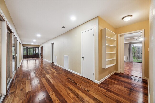 Building Photo - 18618 Point Lookout Dr