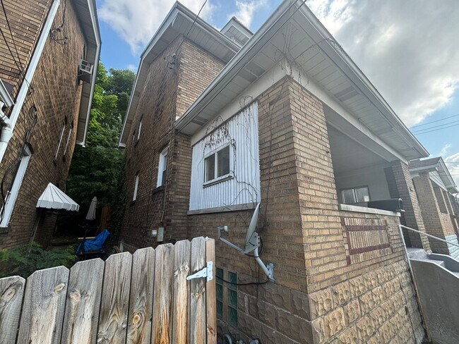 Building Photo - 1409 Brookline Blvd